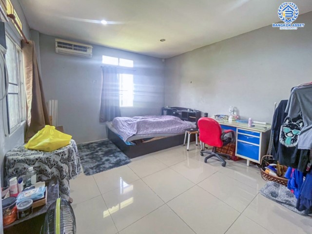 *****บ้านเดี่ยวมือสองย่านกรุงเทพฯ ม.แจ้งวัฒนะ ซอยแจ้งวัฒนะ10 หลังมุม เนื้อที่กว้างขวางมากถึง 272 ตร.ว. ฟังก์ชัน 7 ห้องนอน 5 ห้องน้ำ ที่จอดรถ 10 คัน ที่ดินสุดกว้างขวาง บนทำเลหายาก เชื่อมต่อทุกการเดินทางอย่างสะดวกสบาย ใกล้รถไฟฟ้าสายสีชมพูและสายสีแดง "สถานีหลักสี่" และทางด่วน "ศรีรัช" จองเลยวันนี้!!